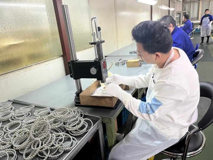 工業(yè)機器人使用交叉滾子軸承有哪些優(yōu)點？